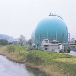 上川とガスタンク