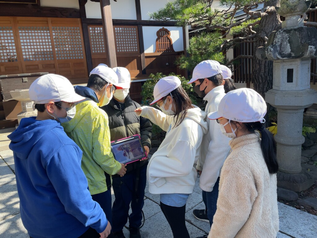 11月12日、高国寺（諏訪市）、撮影した映像をチェックする児童たち